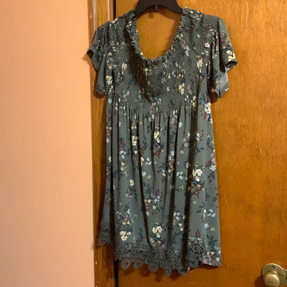 Green off the shoulder flowy dress; Size XXL